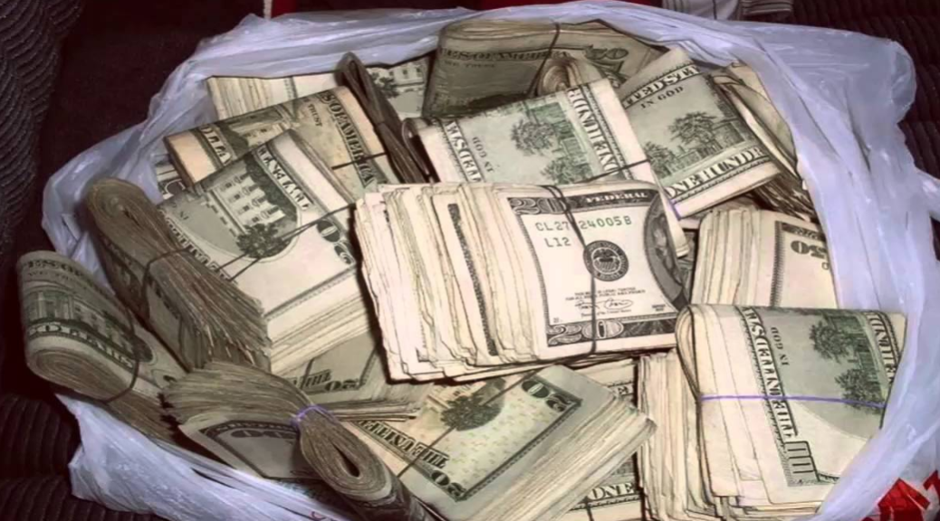 куча конфискованных денег. вещевые деньги. девушка с долларами. скрытое вложение в сумке таможня. выбрасывает деньги.